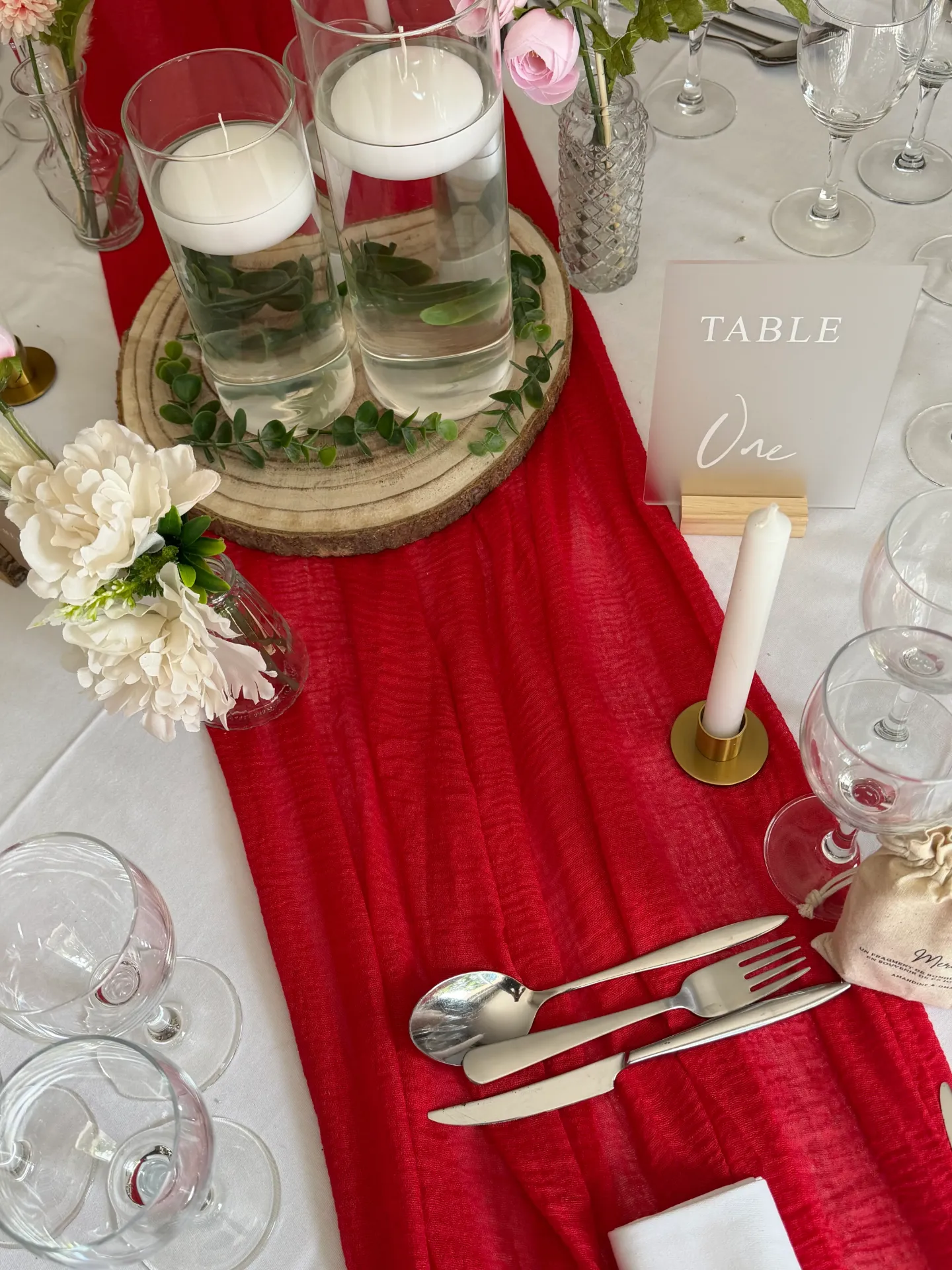 Chemin de table fripé rouge