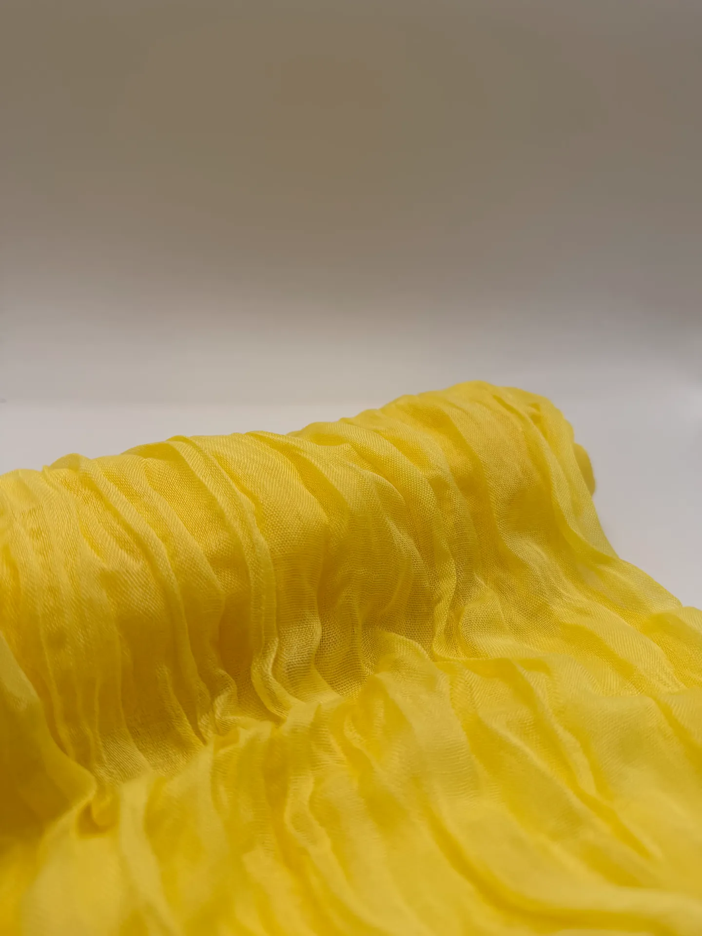 Chemin de table fripé jaune