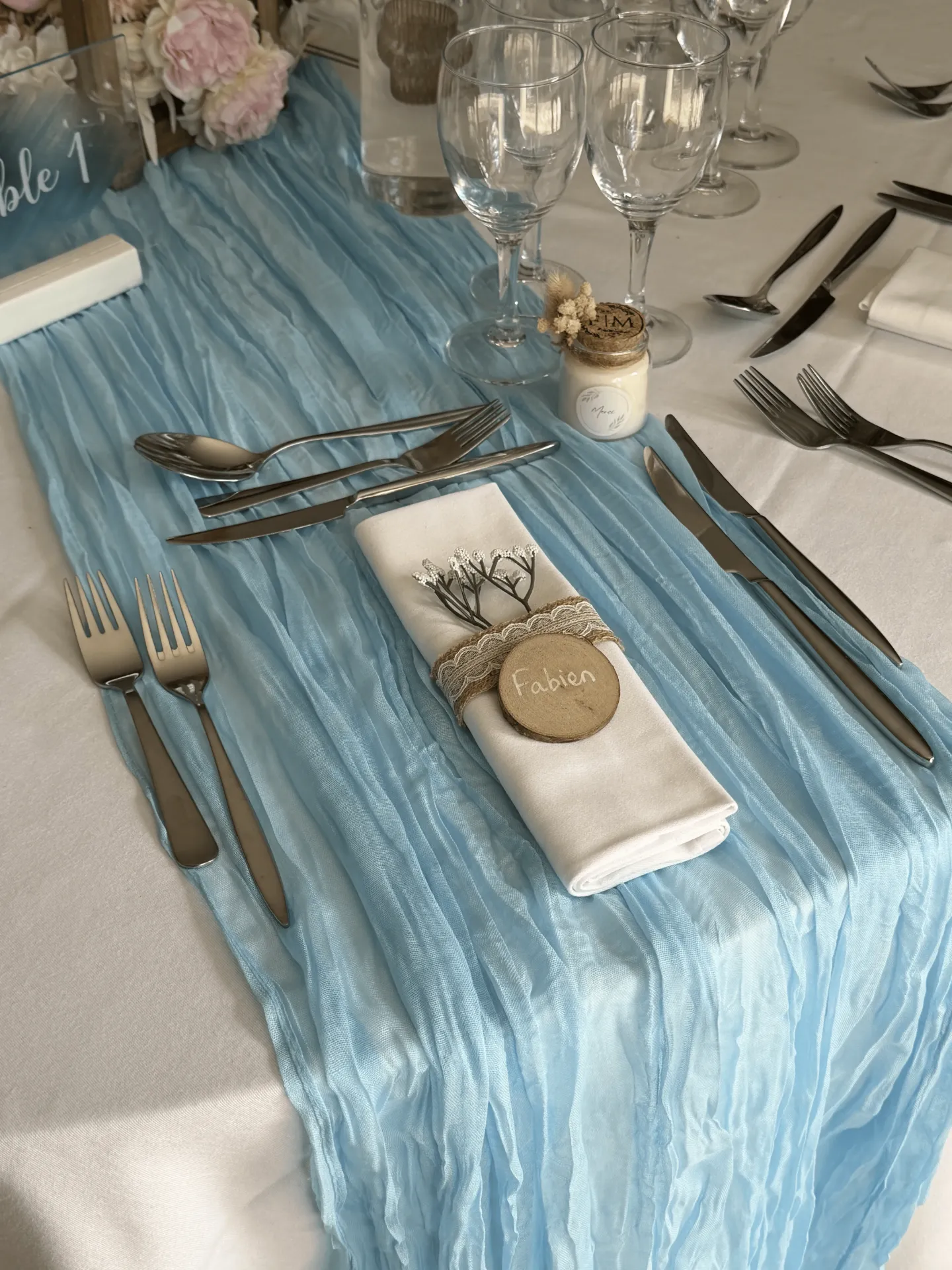 Chemin de table fripé bleu clair