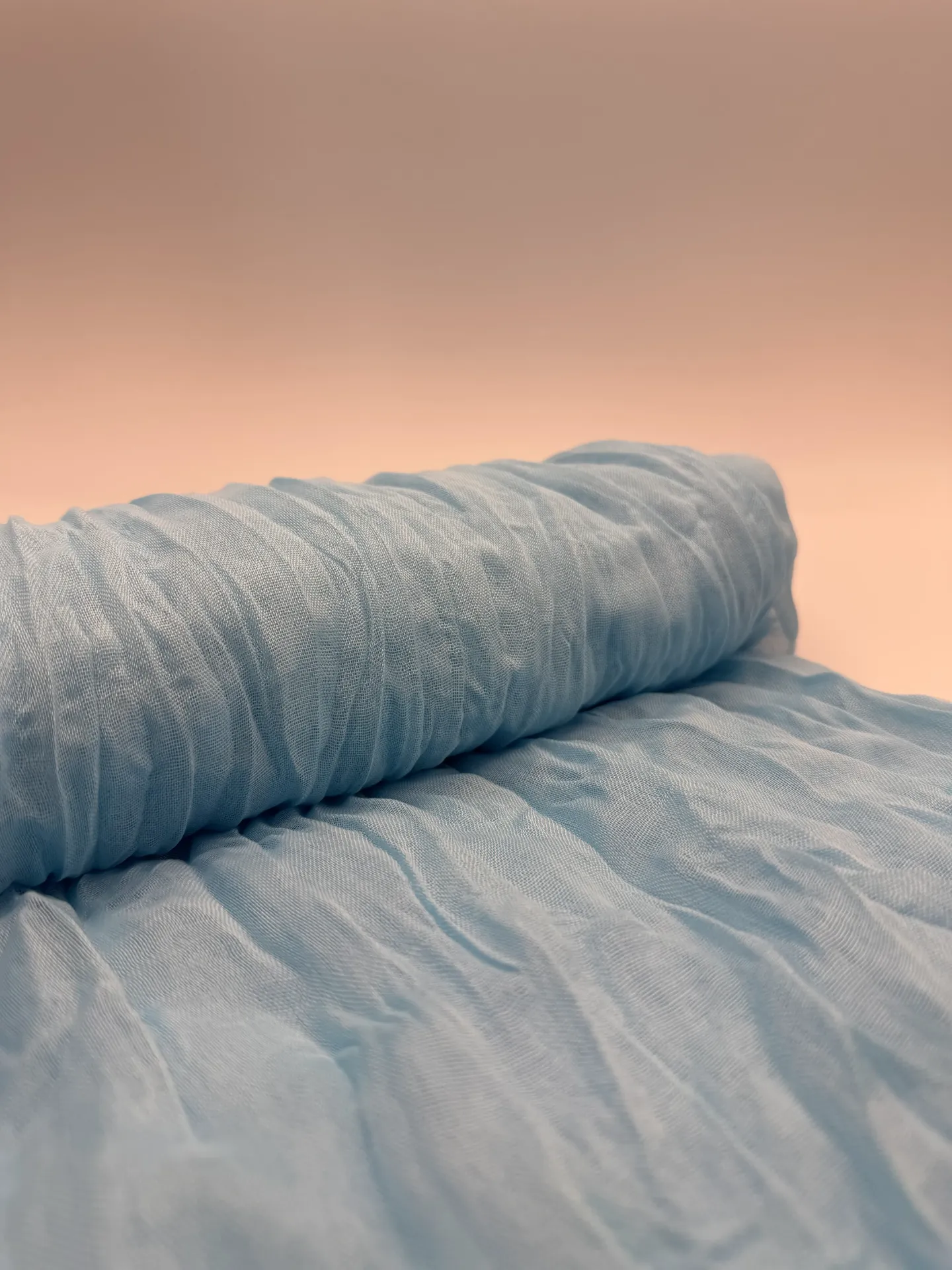 Chemin de table fripé bleu clair