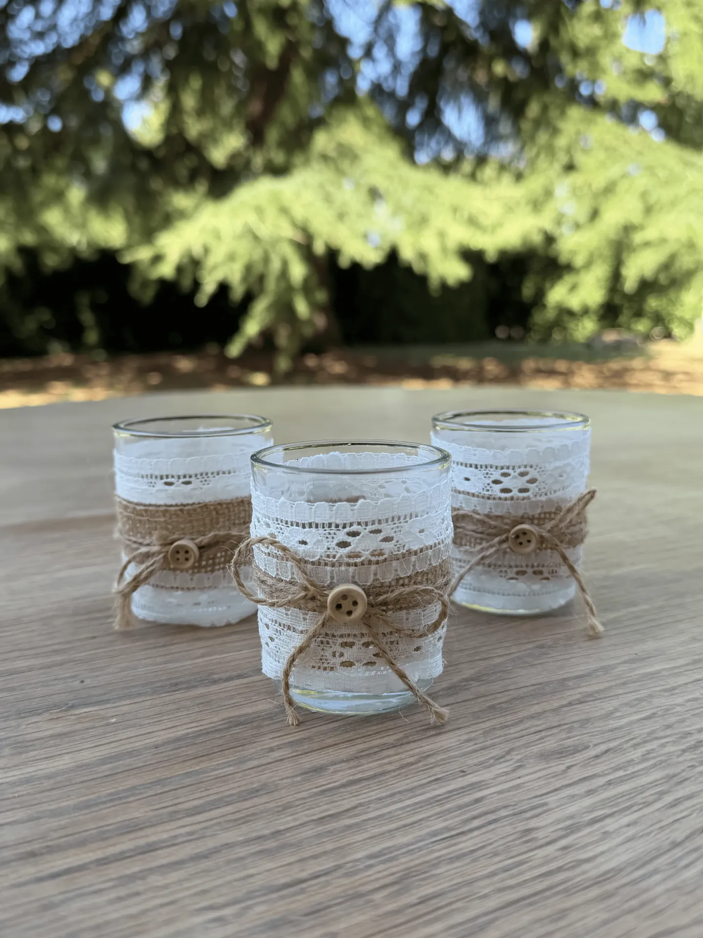 Trio de petits bougeoirs avec nœud en dentelle