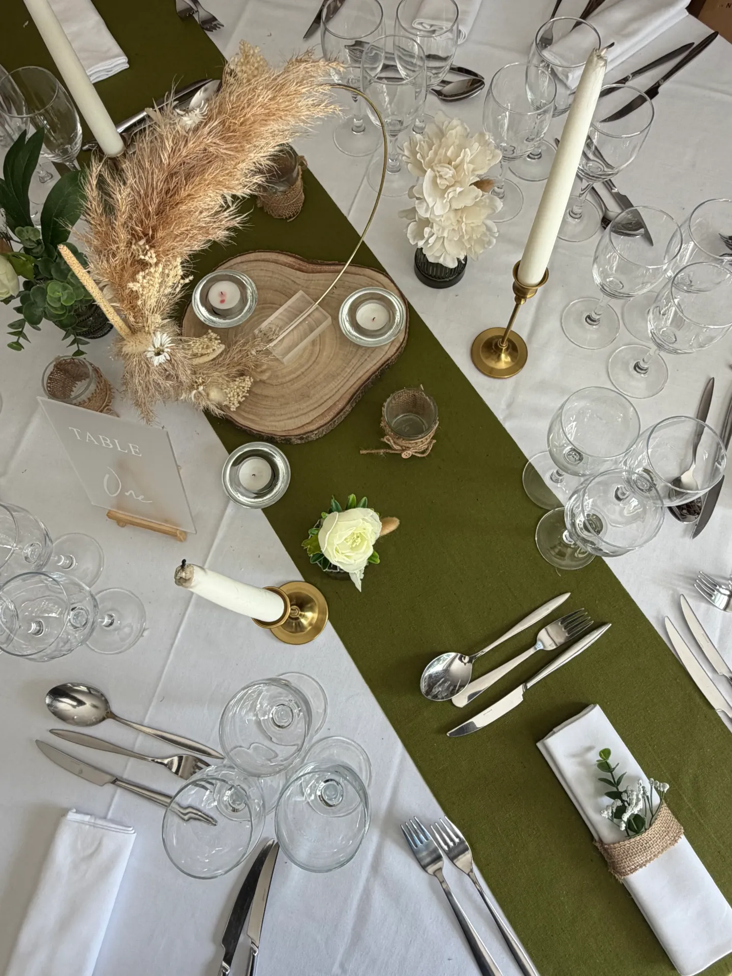 Chemin de table vert olive